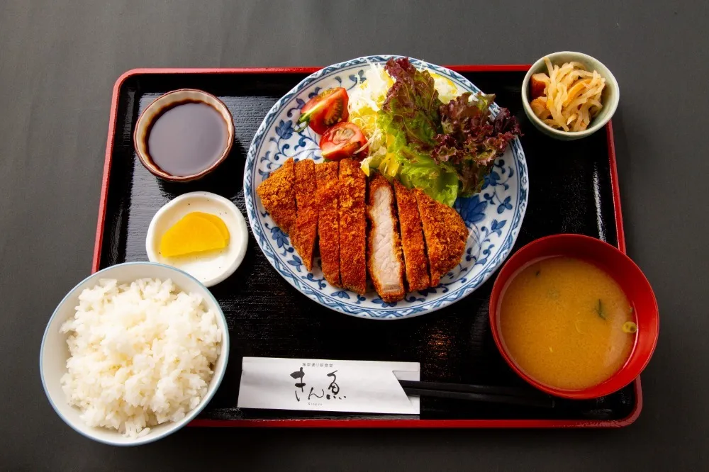 とんかつ定食をいただきました。